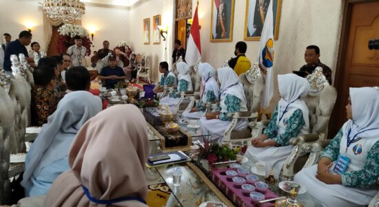 Gubernur Jambi Al Haris bersama siswa SMA 7 Sarolangun peraih medali emas event inovasi pelajar Internasional. Foto: Riky Serampas/Pariwarajambi