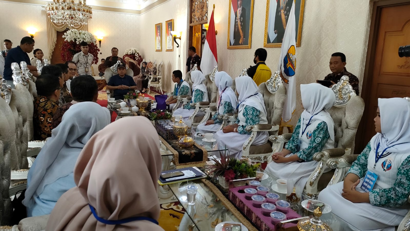 Gubernur Jambi Al Haris bersama siswa SMA 7 Sarolangun peraih medali emas event inovasi pelajar Internasional. Foto: Riky Serampas/Pariwarajambi