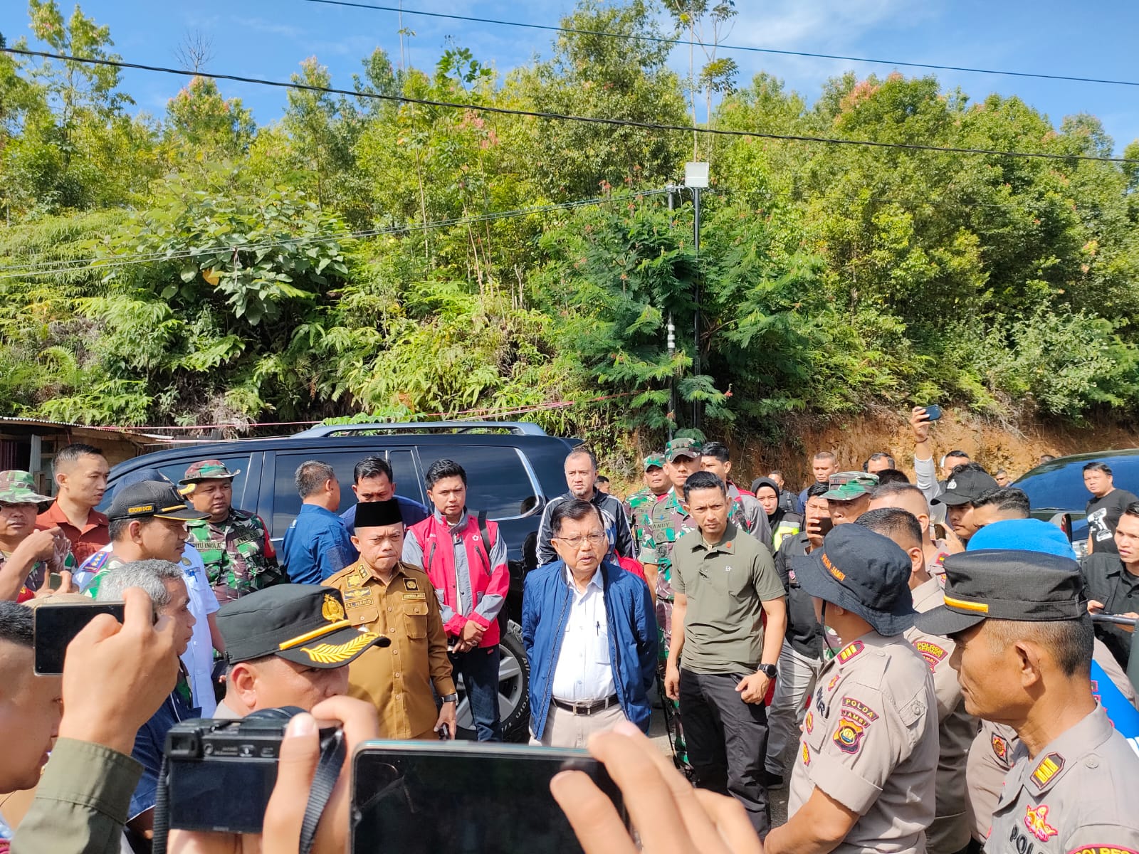 Jusuf Kalla bersama Gubenur Jambi Al Haris mengunjungi posko evakuasi. Foto: Riky Serampas/Pariwarajambi