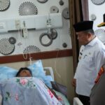 Gubernur Jambi, Al Haris membesuk Kapolda Jambi di rumah sakit Bhayangkara. Foto: Erik Ilham/Pariwarajambi