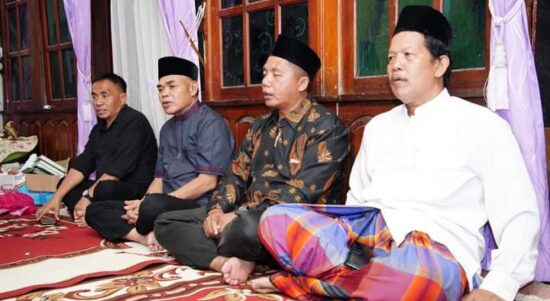 Pejabat Bupati Tebo, Aspan melayat ke rumah duka almarhum Marzuki bin Manshur Kades Teluk Pandak. (Foto ist)