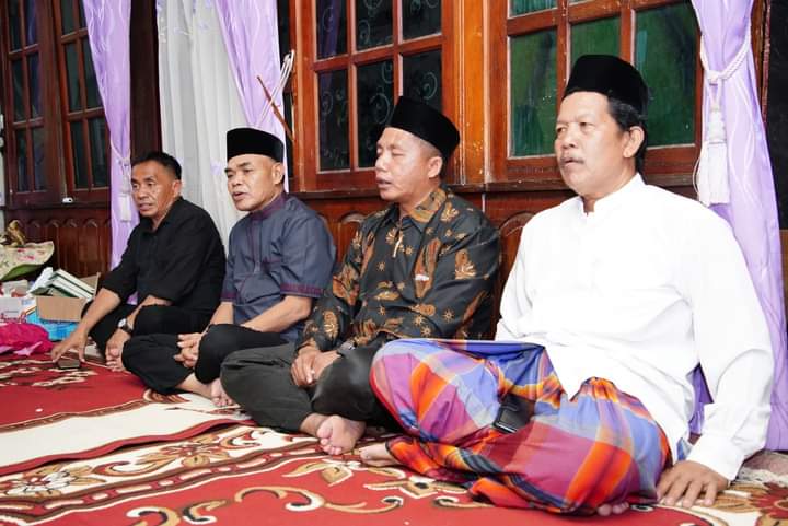 Pejabat Bupati Tebo, Aspan melayat ke rumah duka almarhum Marzuki bin Manshur Kades Teluk Pandak. (Foto ist)