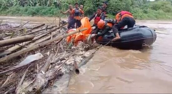 Tim gabungan melakukan evakuasi terhadap korban. Foto ist