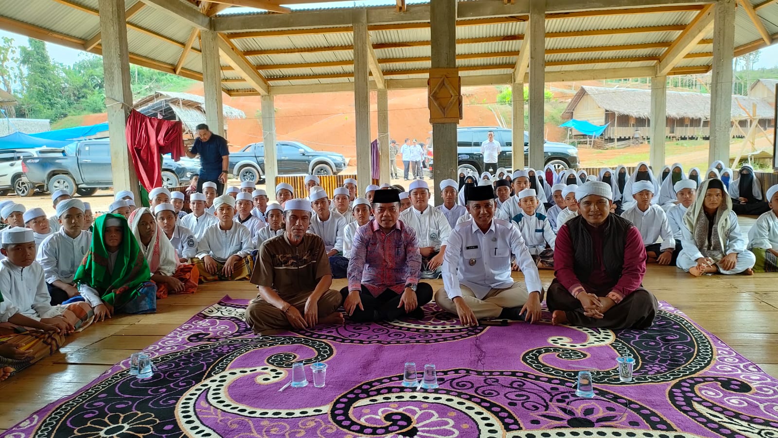 Gubernur Jambi, Wakil Bupati Bungo bersama pimpinan dan santri Ponpes Raudhatut Tholibin. Foto: Riky Serampas/Pariwarajambi