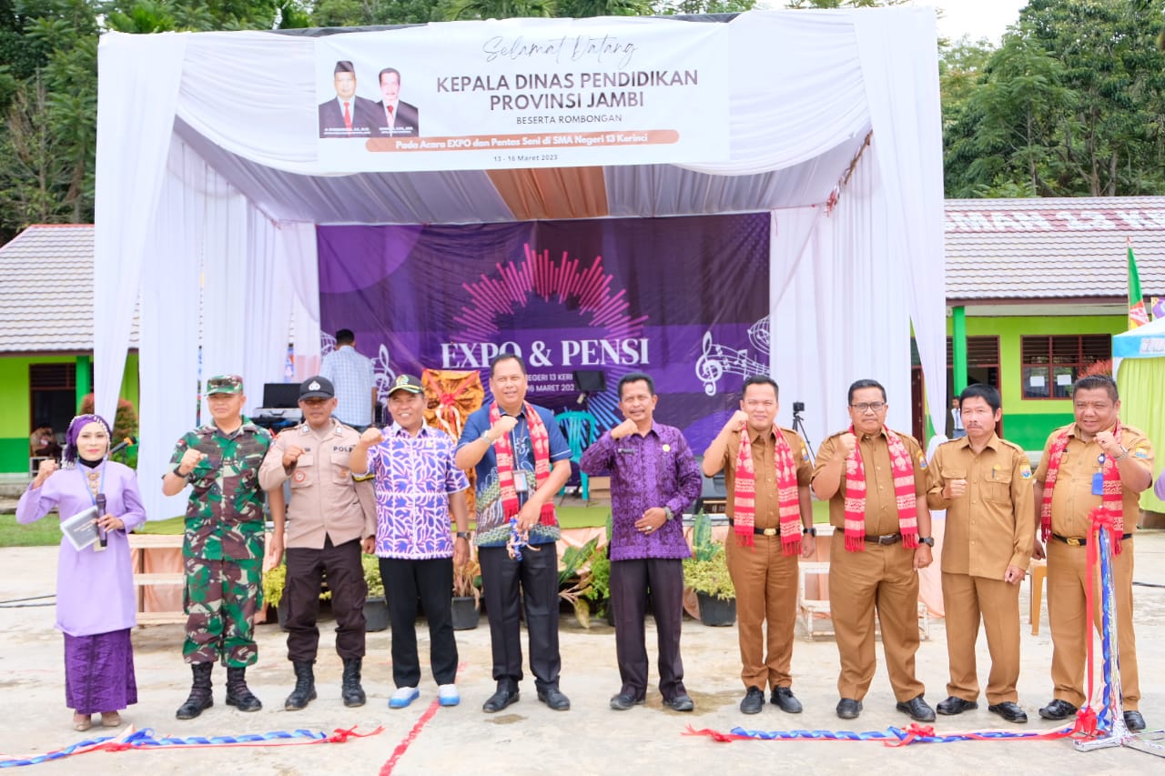 Kepala Dinas Pendidikan Provinsi Jambi, Syamsurizal menghadiri HUT ke 14 SMAN 13 Kabupaten Kerinci. Foto dok Disdik Prov Jambi