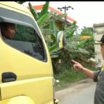 Gubernur Jambi Al Haris menegur sopir angkutan batubara yang nekat melintas siang hari. Foto ist