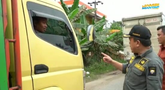 Gubernur Jambi Al Haris menegur sopir angkutan batubara yang nekat melintas siang hari. Foto ist