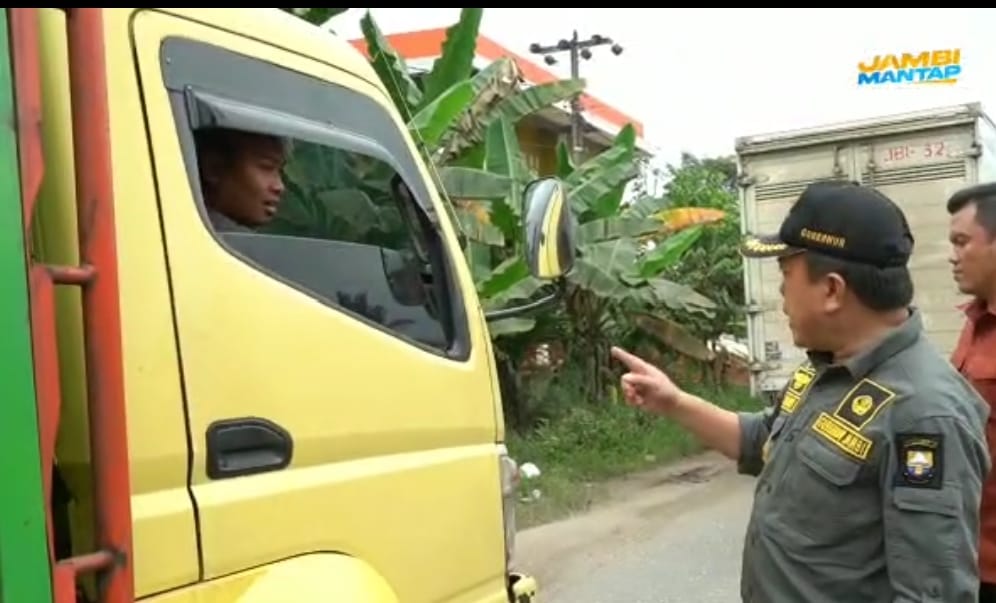 Gubernur Jambi Al Haris menegur sopir angkutan batubara yang nekat melintas siang hari. Foto ist