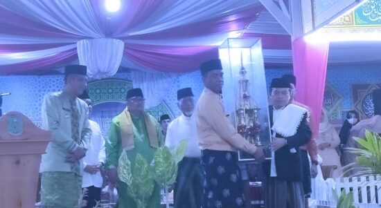 Gubernur Jambi, Al Haris menyerahkan piala pada juara umum MTQ ke-49 Kabupaten Merangin 2023. Foto: Riky Serampas/Pariwarajambi