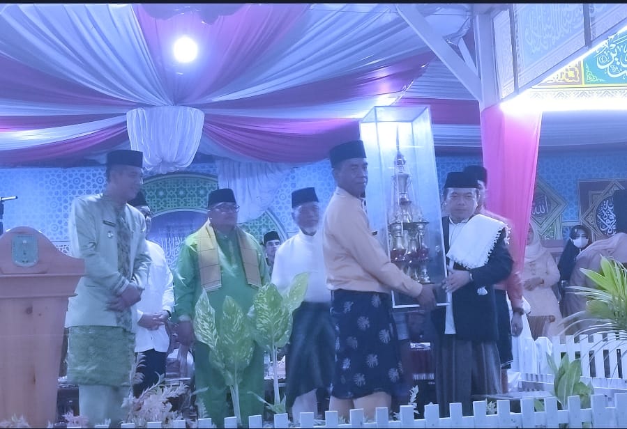 Gubernur Jambi, Al Haris menyerahkan piala pada juara umum MTQ ke-49 Kabupaten Merangin 2023. Foto: Riky Serampas/Pariwarajambi