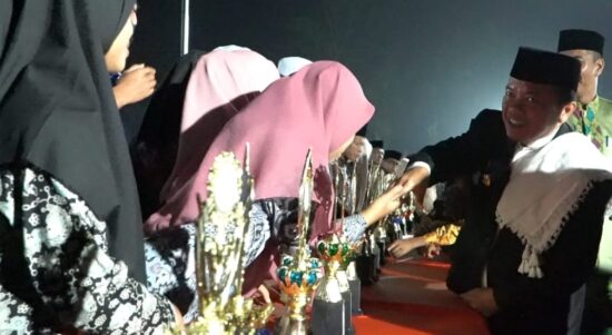 Gubernur Jambi Al Haris memberikan ucapan selamat kepada juara MTQ ke-49 Kabupaten Merangin 2023. Foto: Erik/Pariwarajambi