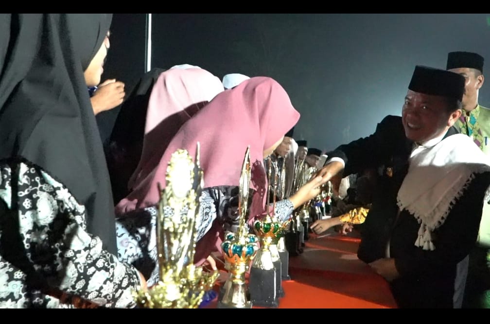Gubernur Jambi Al Haris memberikan ucapan selamat kepada juara MTQ ke-49 Kabupaten Merangin 2023. Foto: Erik/Pariwarajambi