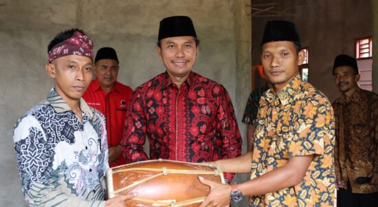 Ketua DPRD Provinsi Jambi berikan bantuan alat kesenian pada dua Paguyuban di Singkut. Foto dok DPRD Prov Jambi