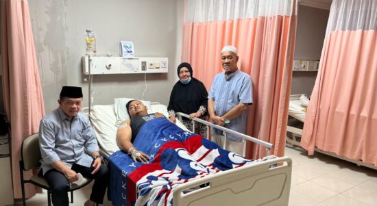 Gubernur Al Haris Jenguk Ari, Wartawan Korban Pembacokan di RS Siloam. Foto: Erik/Pariwarajambi