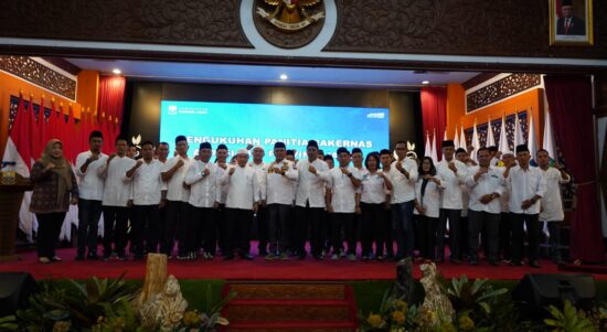 Gubernur Jambi Al Haris bersama panitia Rakernas APDESI Provinsi Jambi 2023. Foto dok Kominfo Prov Jambi