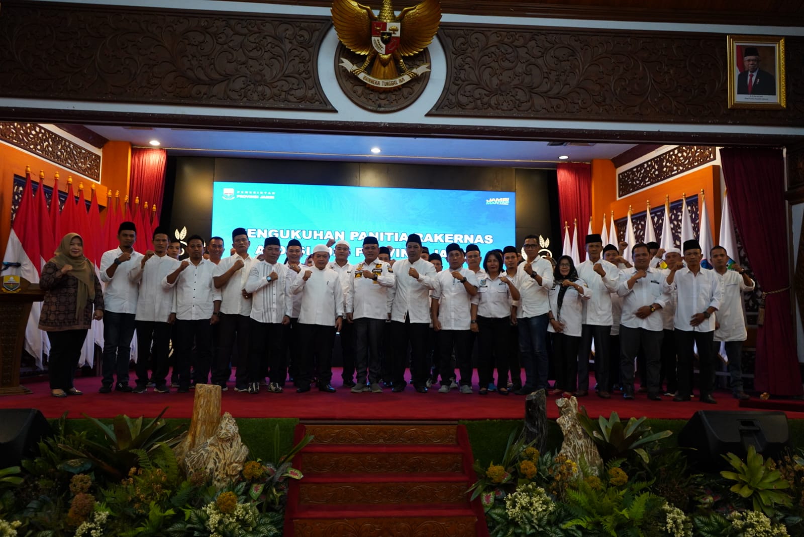 Gubernur Jambi Al Haris bersama panitia Rakernas APDESI Provinsi Jambi 2023. Foto dok Kominfo Prov Jambi
