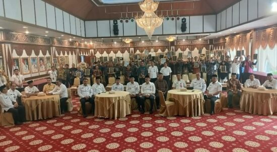 Gubernur Jambi Al Haris bersama perusahaan yang meraih piagam anugrah Proper 2022. Foto: Riky Serampas/Pariwarajambi