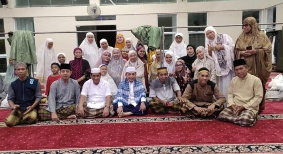 Gubernur Jambi Al Haris bersama jamaah masjid Nuru Nikmatilah, Kota Jambi. Foto: Riky Serampas/Pariwarajambi