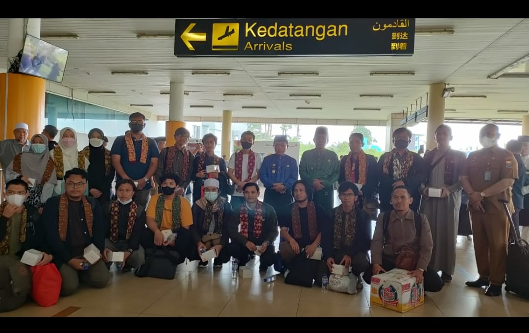 Mahasiswa asal Jambi dari Sudan saat tiba di Bandara Sultan Thaha Jambi. Foto: Riky Serampas/Pariwarajambi