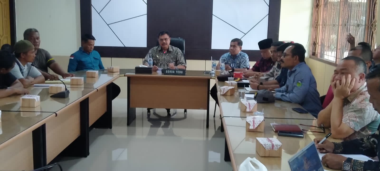 Audiensi Pemkab Tebo dengan asosiasi masyarakat dan sopir. Foto dok Kominfo Tebo