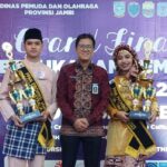 Muhammad Zikril Pratama (Kiri), Grace Martini (Kanan) terpilih sebagai duta Provinsi Jambi untuk pertukaran pemuda antar negara 2023. Foto bersama Kabid Pemuda Dispora Provinsi Jambi Dicky Rahmat (Tengah). Foto: Riky Serampas/Pariwarajambi