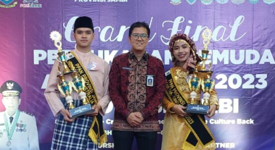 Muhammad Zikril Pratama (Kiri), Grace Martini (Kanan) terpilih sebagai duta Provinsi Jambi untuk pertukaran pemuda antar negara 2023. Foto bersama Kabid Pemuda Dispora Provinsi Jambi Dicky Rahmat (Tengah). Foto: Riky Serampas/Pariwarajambi