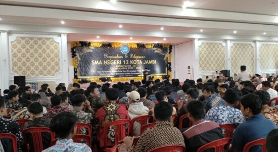 Gubernur Jambi Al Haris pada acara perpisahan san pelepasan siswa SMA 12 Kota Jambi. Foto: Riky Serampas/Pariwarajambi
