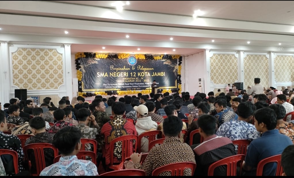 Gubernur Jambi Al Haris pada acara perpisahan san pelepasan siswa SMA 12 Kota Jambi. Foto: Riky Serampas/Pariwarajambi