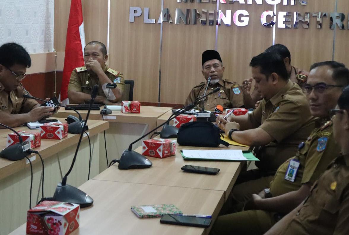 Bupati Merangin Mashuri mengikuti zoom meeting bersama KPK tentang Survei Penilaian Integritas. Foto dok Kominfo Merangin