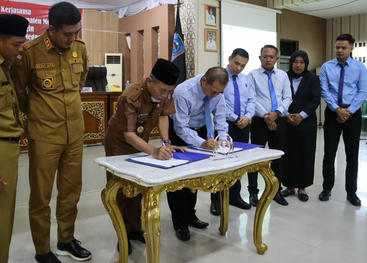 Penandatanganan kerjasama bantuan hukum antara Pemkab Merangin dengan Kejari Merangin. Foto dok Kominfo Merangin