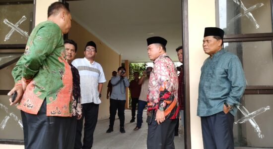 Gubernur Jambi Al Haris meninjau bangunan di SMK 2 Bungo yang dulu disiapkan untuk SMA Titian Teras 2. Foto: Riky Serampas/Pariwarajambi