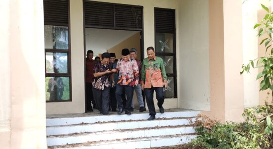 Gubernur Jambi Al Haris bersama pihak terkait meninjau bangunan yang akan dijadikan SMK Titian Teras. Foto: Riky Serampas/Pariwarajambi