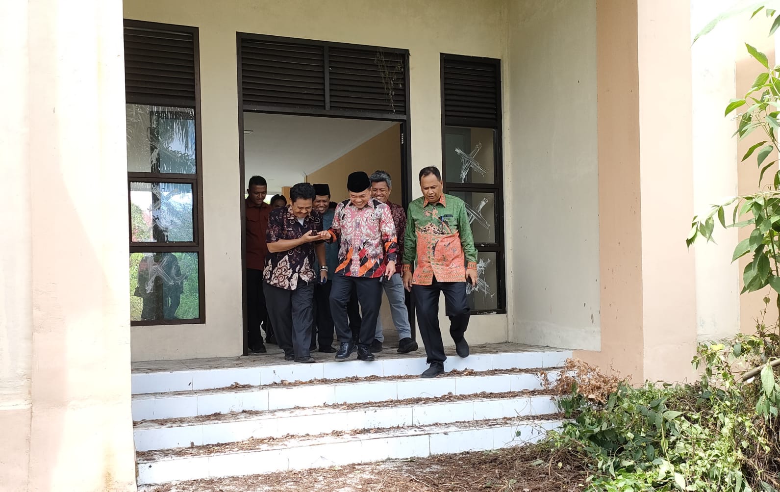 Gubernur Jambi Al Haris bersama pihak terkait meninjau bangunan yang akan dijadikan SMK Titian Teras. Foto: Riky Serampas/Pariwarajambi