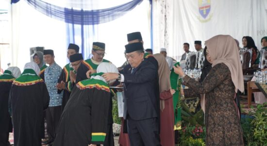 Gubernur Jambi Al Haris saat menghadiri wisuda akhir PKP Al Hidayah Jambi. Foto: Hori Apriansyah/Pariwarajambi