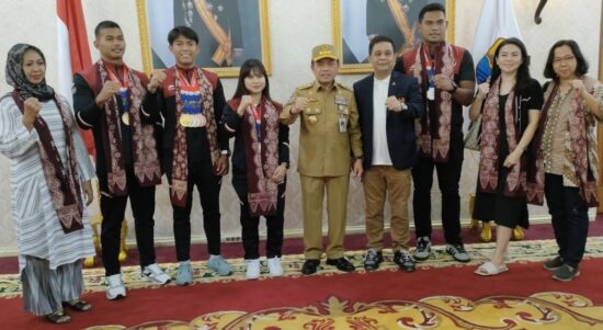 Gubernur Jambi Al Haris bersama atlet asal Jambi peraih medali di Sea Games 2023 Kamboja. Foto: Riky Serampas/Pariwarajambi