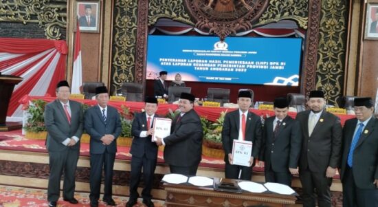 Gubernur Jambi Al Haris menerima Laporan Hasil Pemeriksaan (LHP) BPK RI atas laporan keuangan Pemprov Jambi tahun anggaran 2022. Foto: Riky Serampas/Pariwarajambi