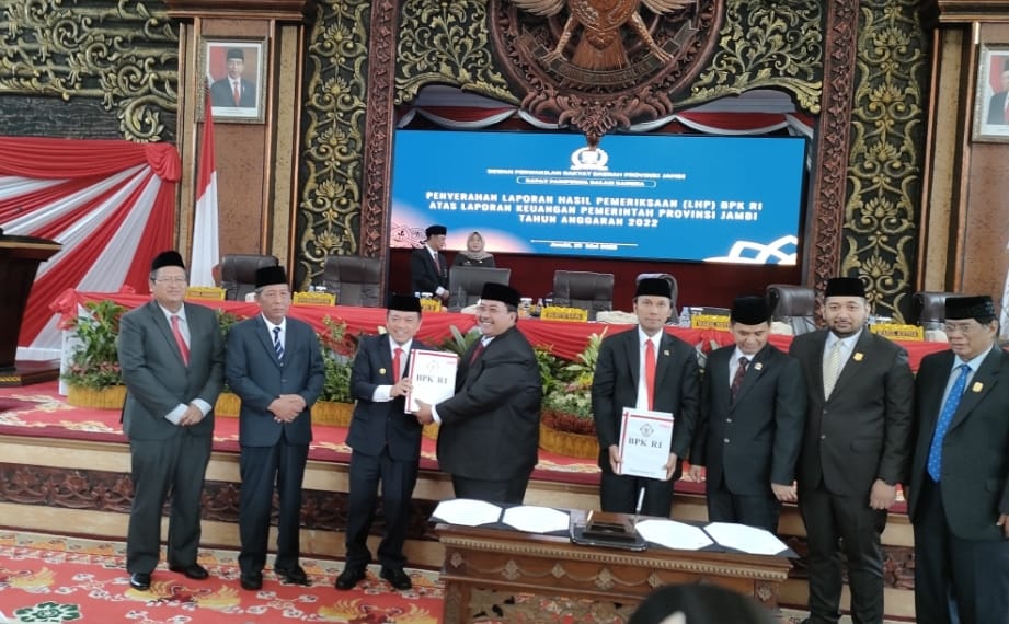 Gubernur Jambi Al Haris menerima Laporan Hasil Pemeriksaan (LHP) BPK RI atas laporan keuangan Pemprov Jambi tahun anggaran 2022. Foto: Riky Serampas/Pariwarajambi
