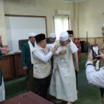 Gubernur Jambi Al Haris memasangkan rompi kepada peserta pendidikan kader da'i. Foto: Riky Serampas/Pariwarajambi