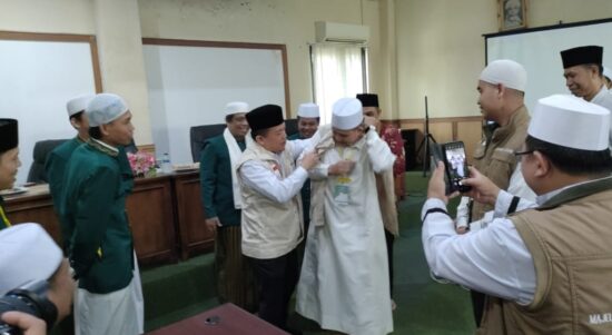Gubernur Jambi Al Haris memasangkan rompi kepada peserta pendidikan kader da'i. Foto: Riky Serampas/Pariwarajambi