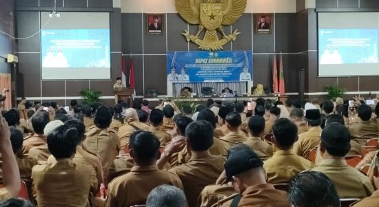 Gubernur Jambi Al Haris memberikan arahan pada rapat koordinasi penguatan pemerintahan dan pembangunan desa Wilayah Jambi Tengah. Foto: Riky Serampas/Pariwarajambi