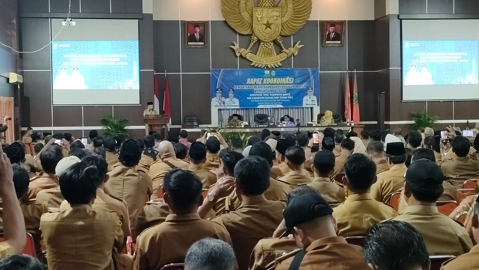 Gubernur Jambi Al Haris memberikan arahan pada rapat koordinasi penguatan pemerintahan dan pembangunan desa Wilayah Jambi Tengah. Foto: Riky Serampas/Pariwarajambi