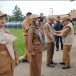 Gubernur Jambi Al Haris memasangkan rompi kepada Kepala sekolah simbolis PPDB 2023. Foto: Riky Serampas/Pariwarajambi