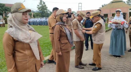 Gubernur Jambi Al Haris memasangkan rompi kepada Kepala sekolah simbolis PPDB 2023. Foto: Riky Serampas/Pariwarajambi