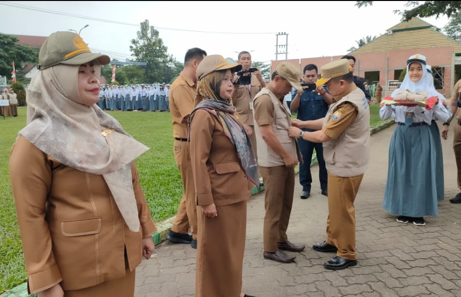 Gubernur Jambi Al Haris memasangkan rompi kepada Kepala sekolah simbolis PPDB 2023. Foto: Riky Serampas/Pariwarajambi