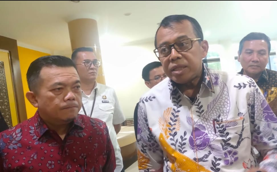 Gubernur Jambi Al Haris (Kiri) dan Rektor UNP Prof Ganefri Ph.D (kanan). Foto: Riky Serampas/Pariwarajambi
