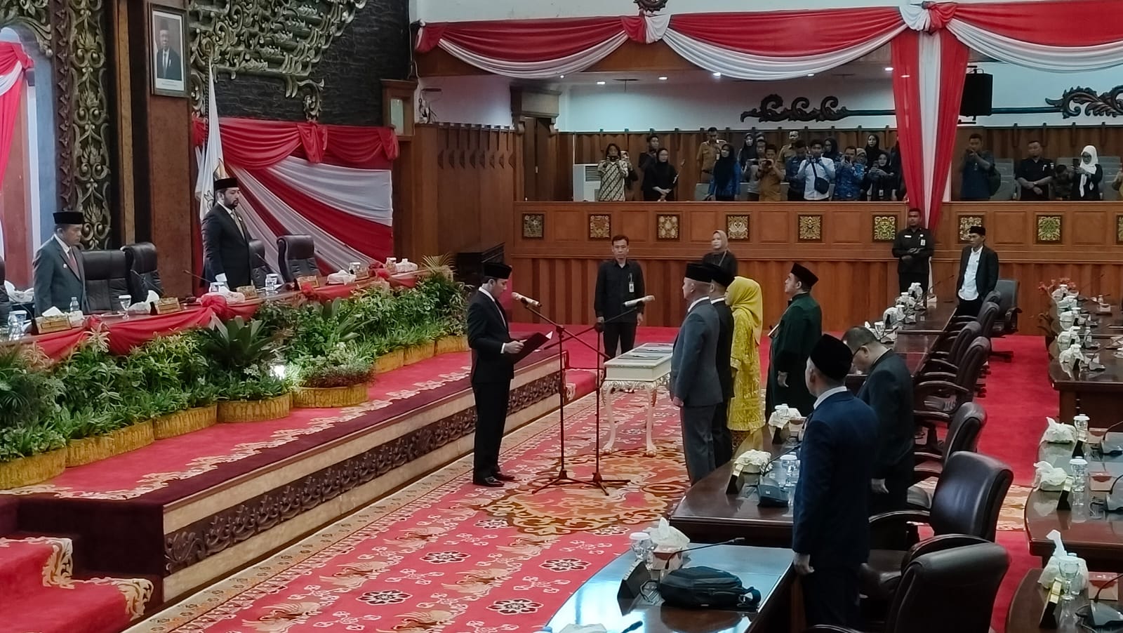 Pengucapan sumpah/janji anggota DPRD Provinsi Jambi penganti antar waktu (PAW) sisa masa jabatan 2019-2024. Foto: Riky Serampas/Pariwarajambi