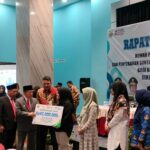 Gubernur Jambi Al Haris menyerahkan santunan jaminan kematian BPJS Ketenagakerjaan bagi kepesertaan KORPRI. Foto: Riky Serampas/Pariwarajambi