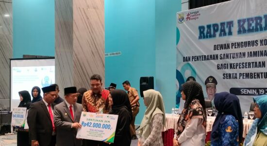 Gubernur Jambi Al Haris menyerahkan santunan jaminan kematian BPJS Ketenagakerjaan bagi kepesertaan KORPRI. Foto: Riky Serampas/Pariwarajambi