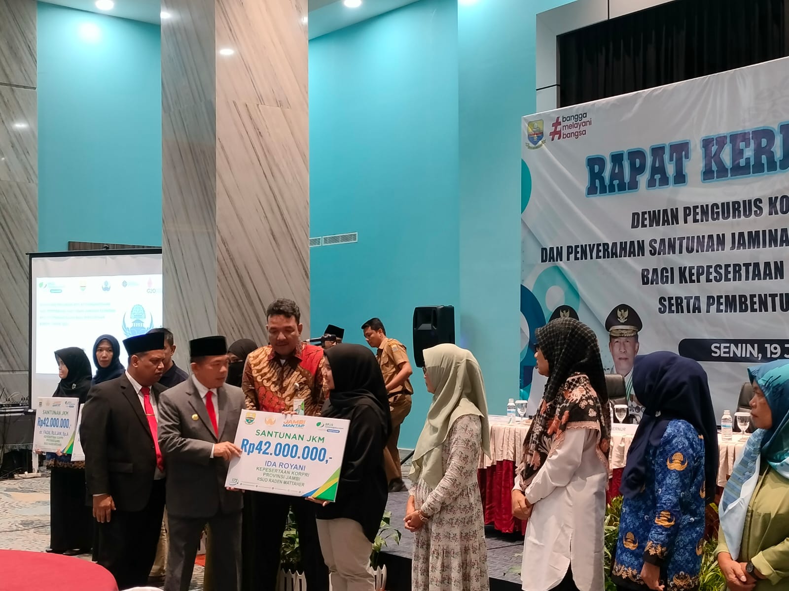 Gubernur Jambi Al Haris menyerahkan santunan jaminan kematian BPJS Ketenagakerjaan bagi kepesertaan KORPRI. Foto: Riky Serampas/Pariwarajambi