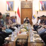 Gubernur Al Haris Serahkan Dokumen Lingkungan Jalan Khusus Batubara. Foto: Riky Serampas/Pariwarajambi